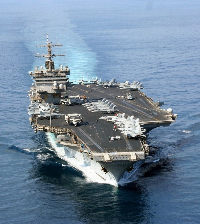 Trên boong tàu sân bay chạy năng lượng nguyên tử USS Enterprise (CVN 65)